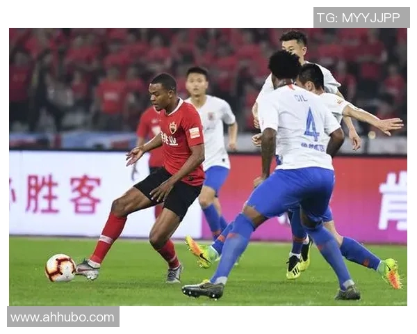 中超激战深圳佳兆业迎战山东鲁能争夺关键三分全力以赴展现球队实力